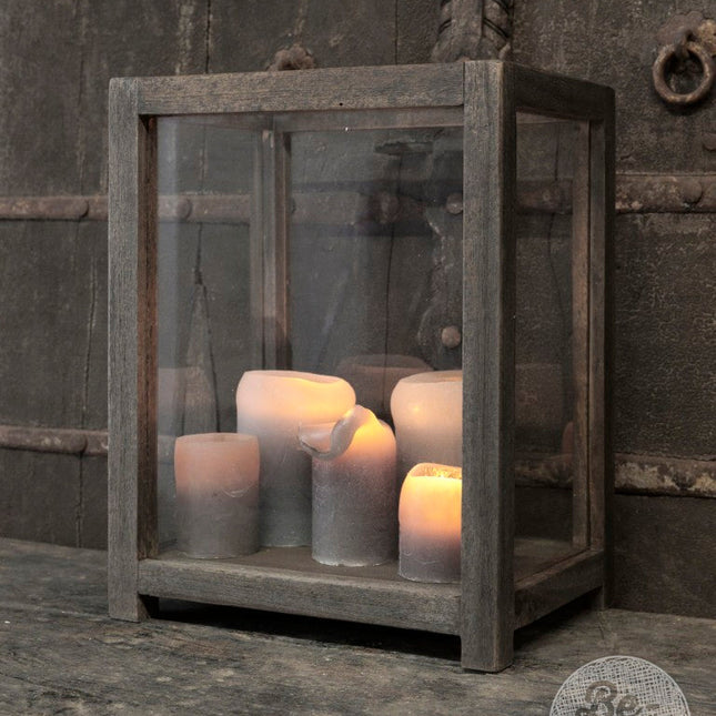 Be-Uniq Vitrine Timor – Houten Displaykast met Glas | Island Collection