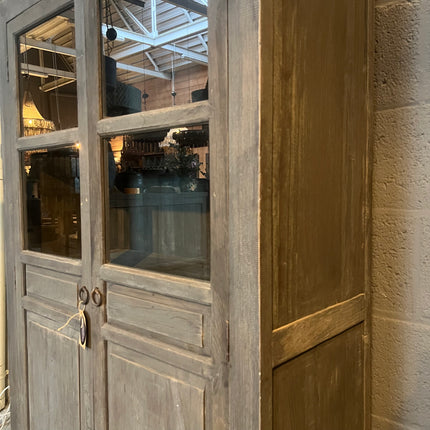 Rough Wood vitrinekast met glasdeuren