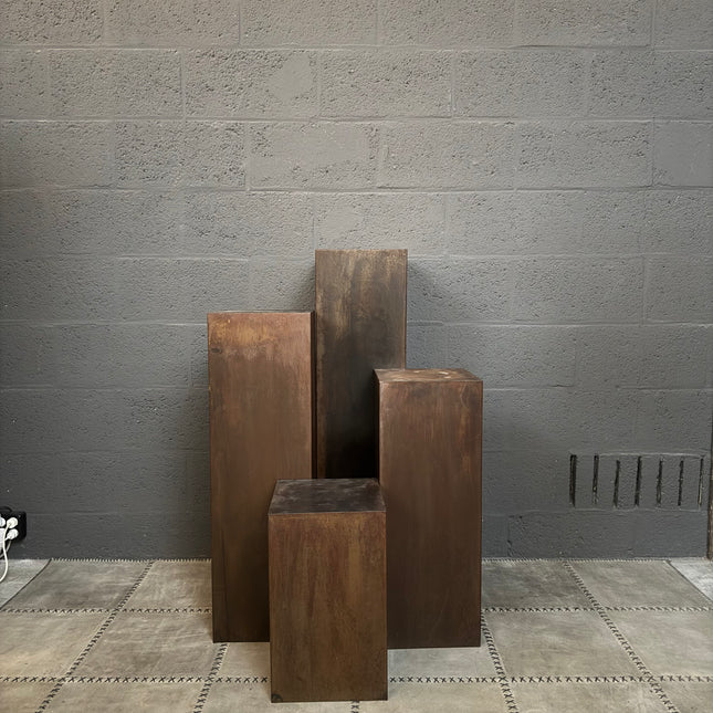 IJzeren roestige zuilen