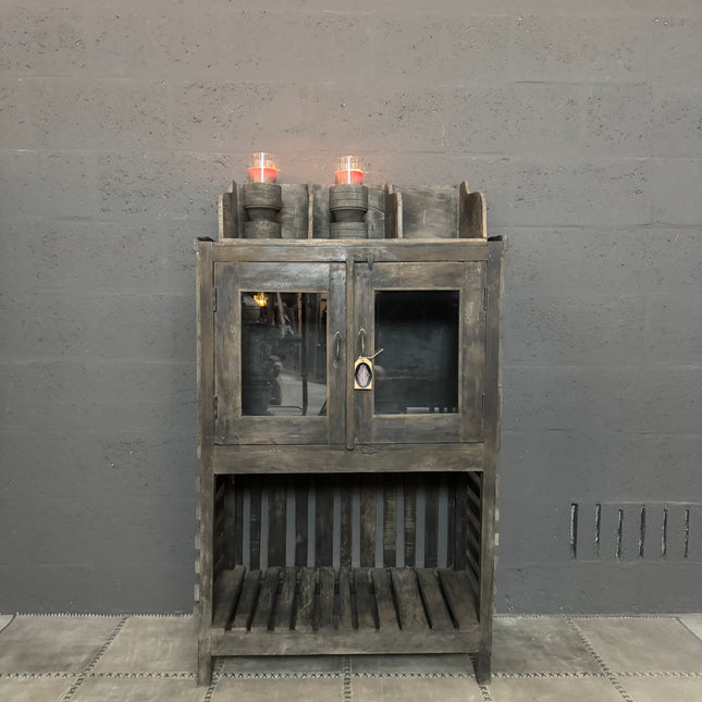 Uniek India Kast met Glazen Deuren