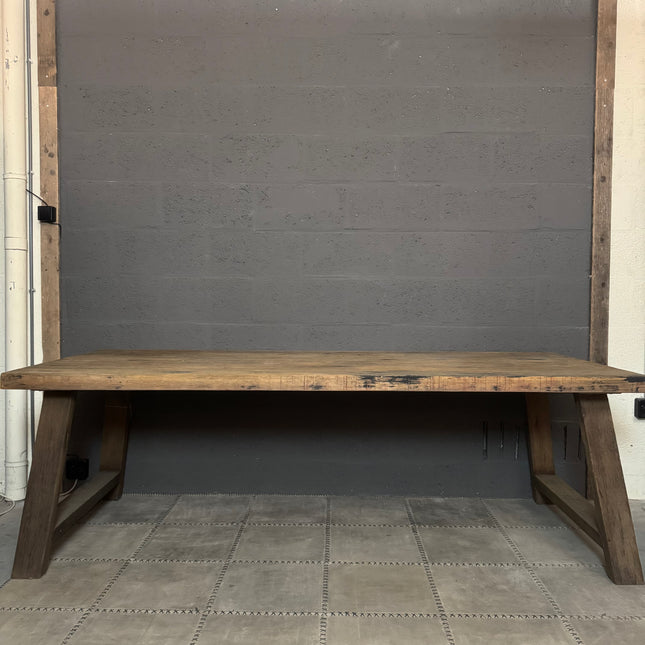 Rough Wood eettafel met A-poot 240 cm