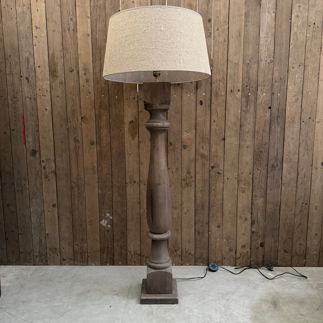 Houten vloerlamp met vierkante voet | By Mooss | Landelijke vloerlamp