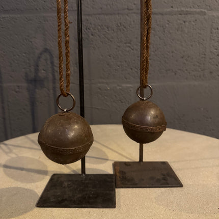 IJzeren Bal aan Touw – Industrieel & Stoer