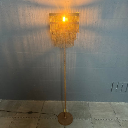 Roestige Vloerlamp – Industrieel met Metalen Kettingkap