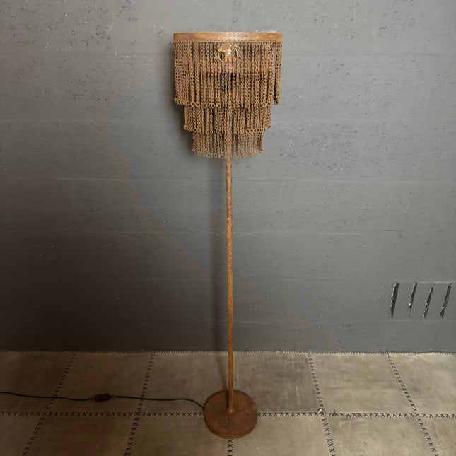 Roestige Vloerlamp – Industrieel met Metalen Kettingkap