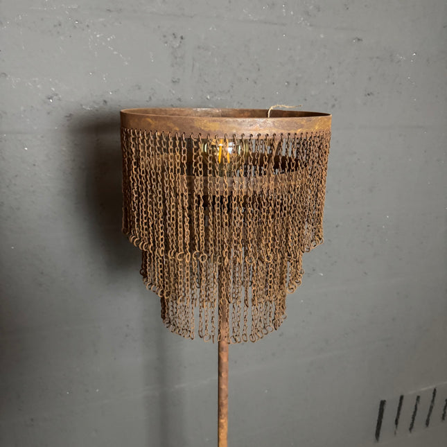 Roestige Vloerlamp – Industrieel met Metalen Kettingkap