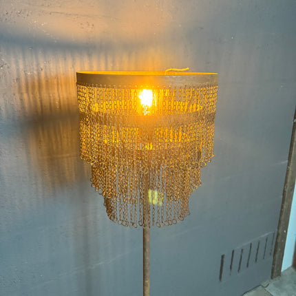 Roestige Vloerlamp – Industrieel met Metalen Kettingkap