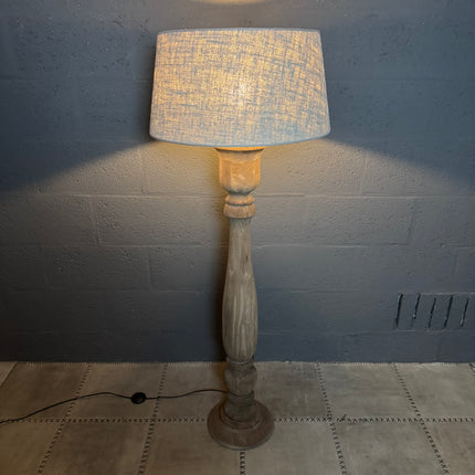 Houten Vloerlamp met Ronde Voet – by Mooss