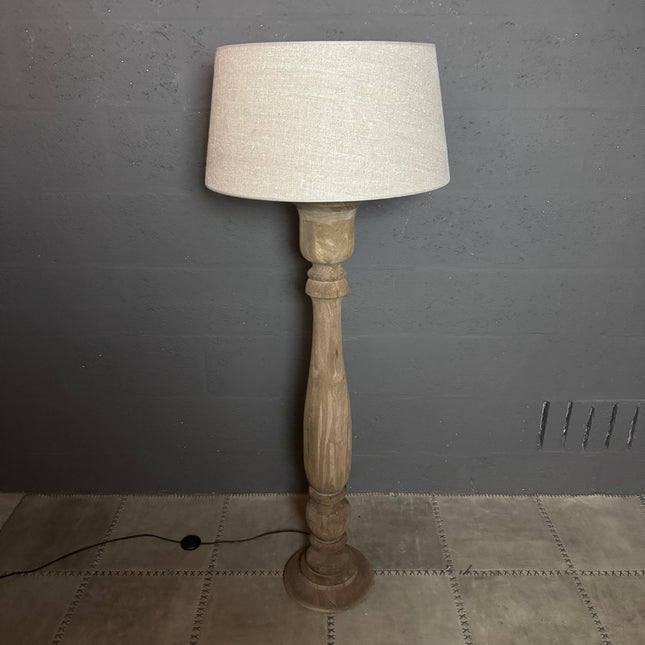 Houten Vloerlamp met Ronde Voet – by Mooss