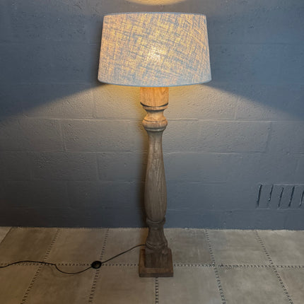 Houten Vloerlamp met Vierkante Voet – by Mooss