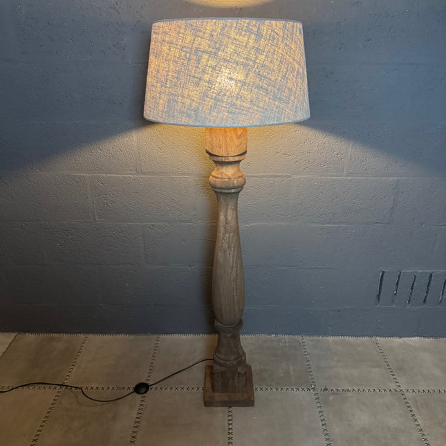 Houten Vloerlamp met Vierkante Voet – by Mooss