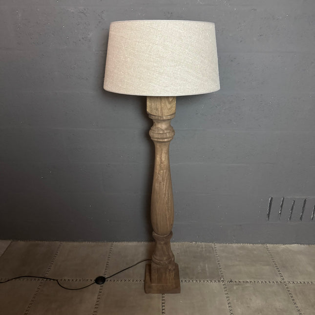 Houten Vloerlamp met Vierkante Voet – by Mooss