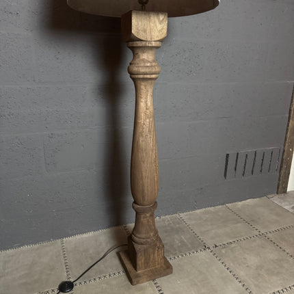 Houten Vloerlamp met Vierkante Voet – by Mooss