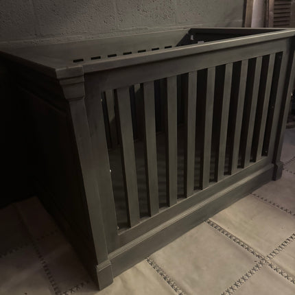 Old Grey babybed – verstelbaar in 3 hoogtes | Stoer houten ledikant in old grey kleur