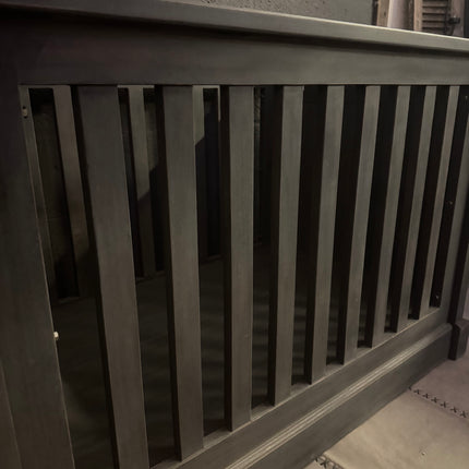 Old Grey babybed – verstelbaar in 3 hoogtes | Stoer houten ledikant in old grey kleur