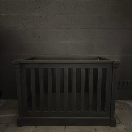 Old Grey babybed – verstelbaar in 3 hoogtes | Stoer houten ledikant in old grey kleur
