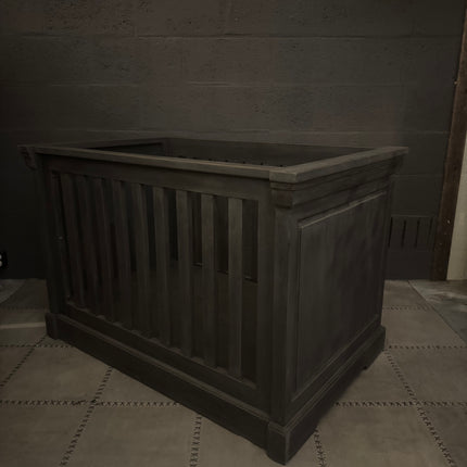 Old Grey babybed – verstelbaar in 3 hoogtes | Stoer houten ledikant in old grey kleur