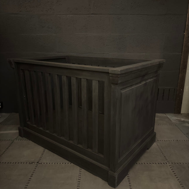 Old Grey babybed – verstelbaar in 3 hoogtes | Stoer houten ledikant in old grey kleur