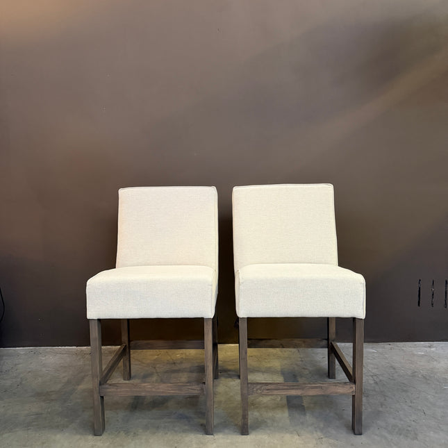 Barkruk Mandy | Stof Guard Naturel met Eikenhouten Poten (Oak Finish)