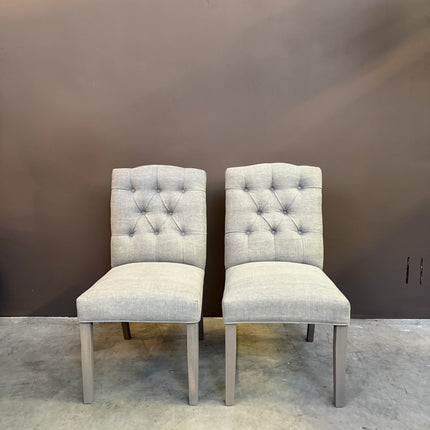 Stoel Evi – Kiss Light Grey | Eetkamerstoel met Capitonnage