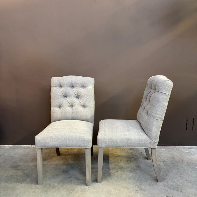 Stoel Evi – Kiss Light Grey | Eetkamerstoel met Capitonnage
